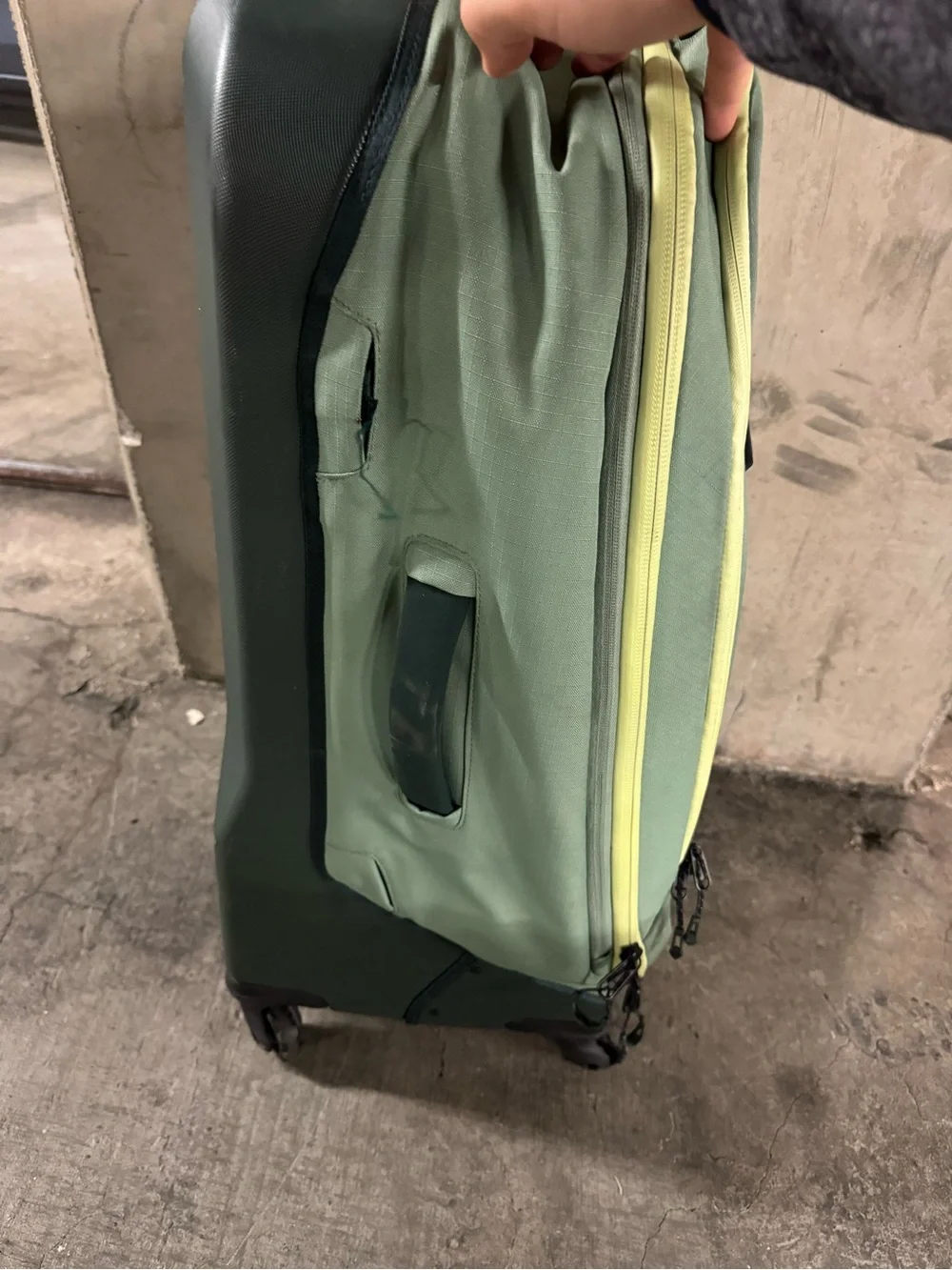 Eagle Creek Light Green Rolling Carry-On with Lime Trim Caldera 100L